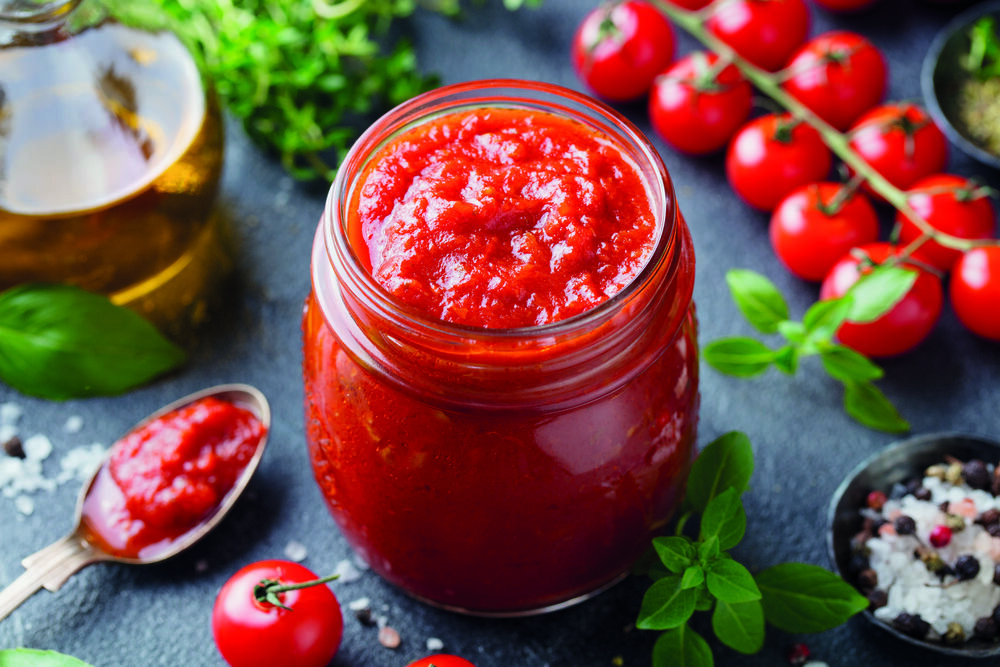 Reife Tomaten sind besonders reich an zellschützendem Lycopin. Der gesundheitsfördernde rote Pflanzenfarbstoff kann von unserem Körper übrigens besser aus verarbeiteten Produkten, wie z. B. aus Tomatensosse oder -saft, verwertet werden